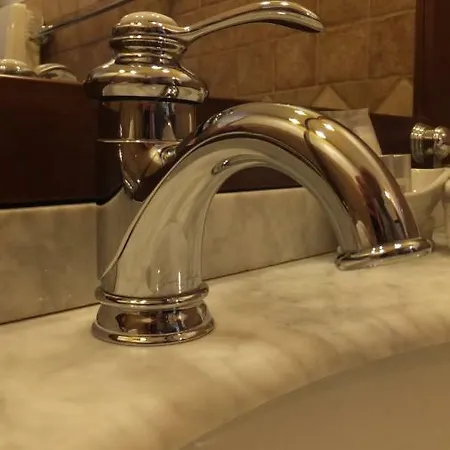 Les De L'hote Antique