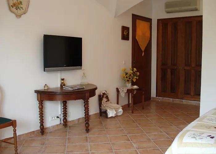 Couette-café Les De L'hote Antique 4*